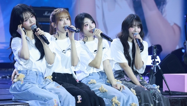 QWER, 데뷔 첫 월드투어 성료...'최애 걸밴드' 존재감 각인