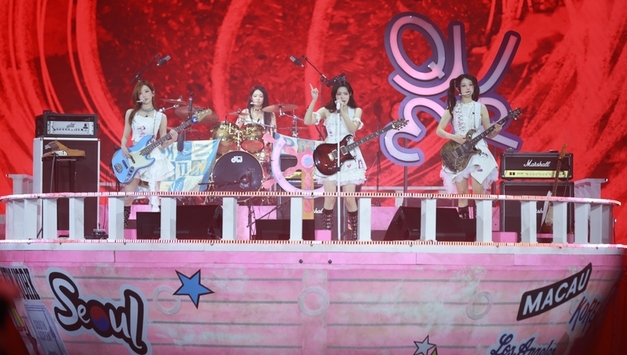 QWER, 서울서 첫 월드투어 대미 장식...대표곡 망라→컴백 발표