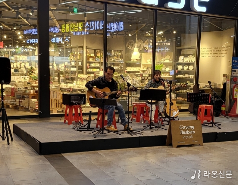 지난 28일 레이킨스몰에서 통기타밴드 '다운타운'이 김호중 '빛이 나는 사람'을 열창 중이다. (사진=서유주 기자)