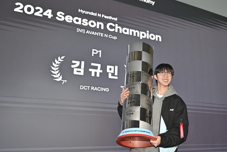 현대 N 페스티벌 2024시즌의 N1 클래스에서 선수 부문 종합 우승을 차지한 김규민 선수가 기념 촬영을 하고 있다.(사진=현대차)