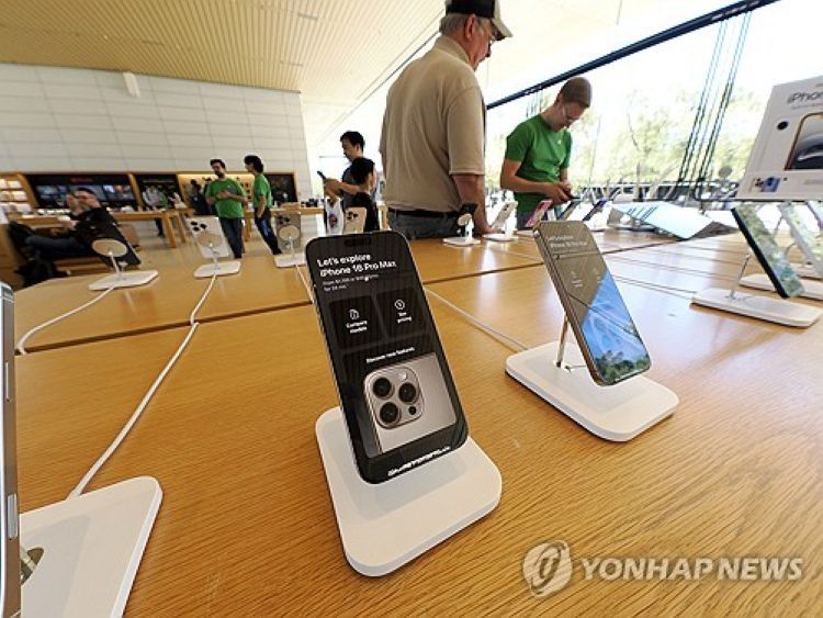 애플 매장에 전시된 아이폰