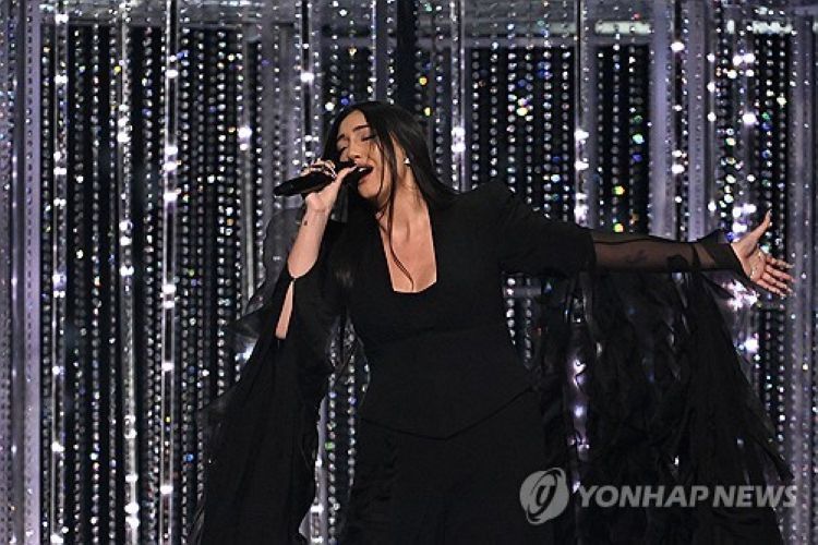 유로비전 결선 무대 선 이스라엘 가수 유발 라파엘