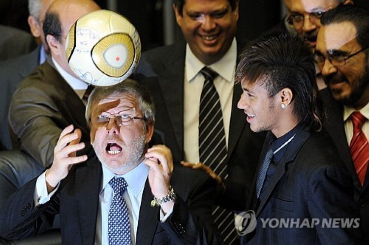 2012년 마르쿠 마이아 브라질 하원 의장(왼쪽) 트래핑 바라보는 네이마르
