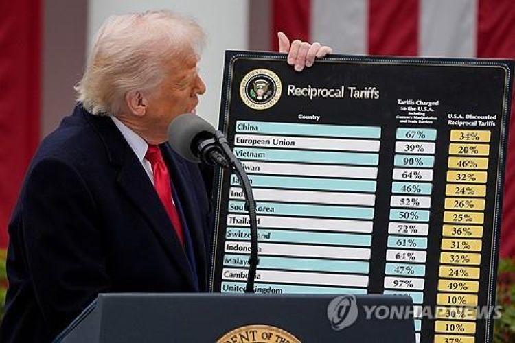 4월 2일 국가별 상호관세 발표하는 트럼프 미국 대통령