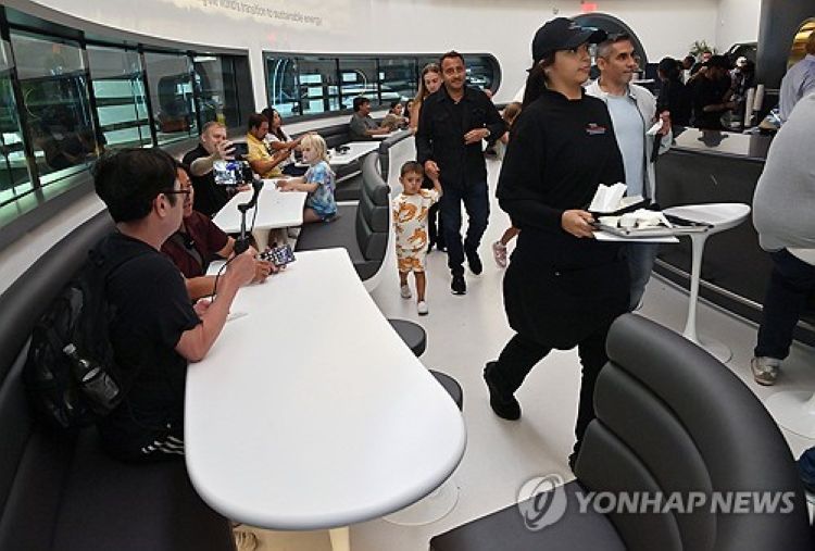 21일 개점한 테슬라 '다이너' 내부 