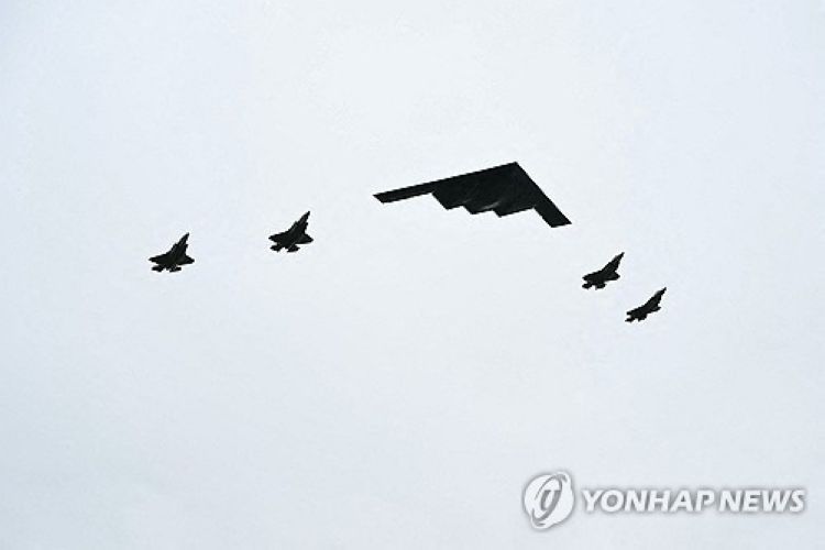푸틴 러시아 대통령의 미국 도착 맞아 비행하는 美 스텔스 폭격기 편대