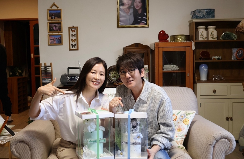 가수 신승훈(오른쪽)과 배우 문소리/사진=도로시컴퍼니