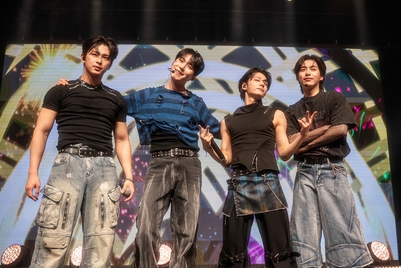 원어스, 월드투어 'H_OUR, US' 성료/사진=알비더블유